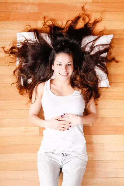 Mujer joven en el suelo — Foto de Stock